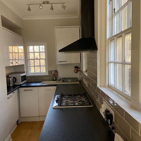 Period Apartment On South Bank Londen Buitenkant foto